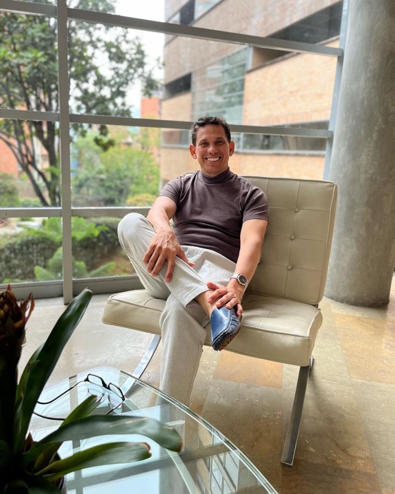 Dr. Luis Arteaga Villa welcoming international patients in Cartagena